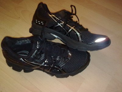 neue Sportschuhe - passend in schwarz